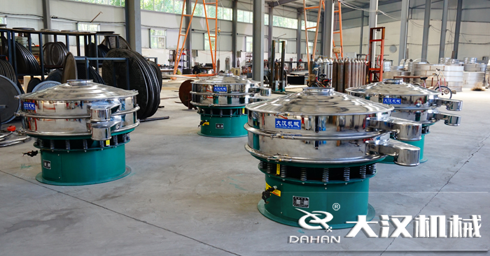 磨料振動(dòng)篩的工作原理:是由直立電機(jī)作為激振源,用來(lái)幫助物料進(jìn)行運(yùn)動(dòng)并且實(shí)現(xiàn),理想的分級(jí)除雜效果。