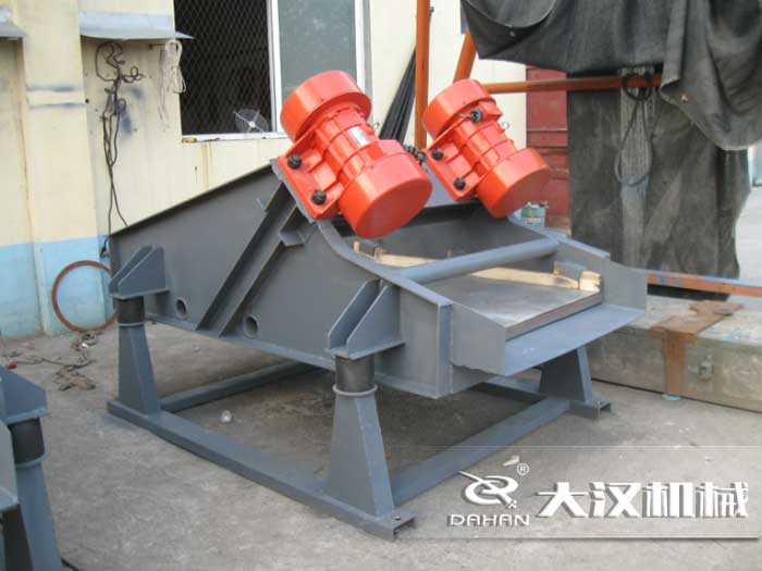 礦用振動(dòng)篩采用優(yōu)質(zhì)的錳鋼材質(zhì)，主要特點(diǎn)就耐磨性強(qiáng)，對(duì)于礦用振動(dòng)篩來說其，耐磨性是非常重要的。