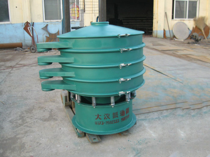 直徑1000型振動篩除了有碳鋼材質其還有不銹鋼+碳鋼，以及全不銹鋼的選擇，用戶可根據用戶物料的性質不同可進行選擇。