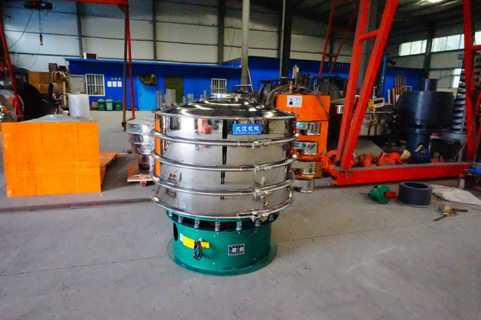 直徑1500mm振動(dòng)篩是一個(gè)四個(gè)出料口,三層振動(dòng)篩框的選震動(dòng)篩,屬于較大型號(hào)的產(chǎn)品。