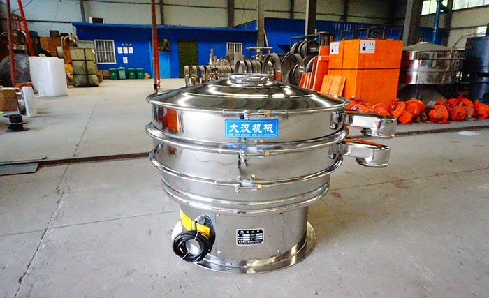 全不銹鋼振動篩采用304不銹鋼材質，利用不銹鋼材質的耐氧化，防腐蝕的特點，實現物料的篩分目的。