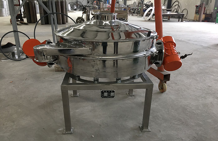 主要采用的是雙振動電機振動，其振動力比普通振動篩要高，同時采用直泄式的排料方式，很好的解決了堵料塞料的問題。