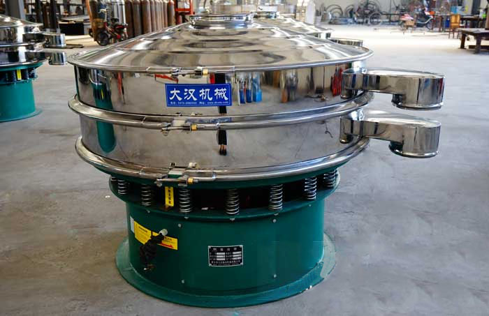 玻璃粉振動篩比較常見的材質(zhì)為不銹鋼材質(zhì)，但其碳鋼材質(zhì)的設(shè)備相對來說其使用壽命不夠長，對于一些特殊行業(yè)的物料的篩分也比較有限，所以目前比較受歡迎的材質(zhì)為不銹鋼材質(zhì)。