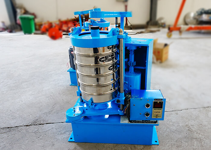 拍擊篩具有水平圓周運(yùn)動(dòng)和垂直敲擊運(yùn)動(dòng),下料快、不易堵塞