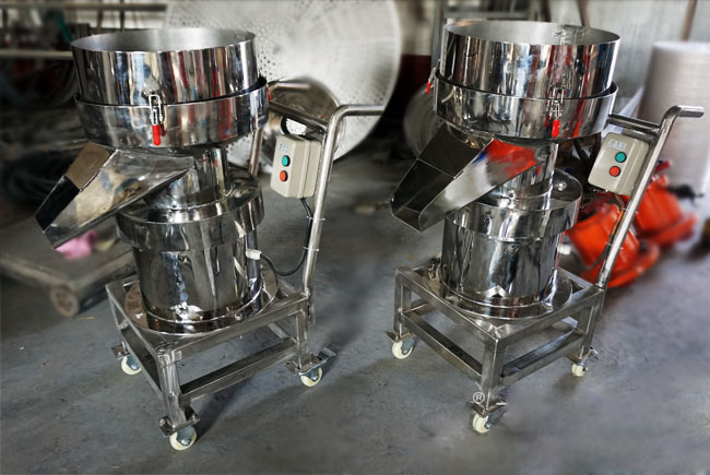 450型過濾篩機(jī)實(shí)拍:全不銹鋼小推車式過濾篩,便于篩機(jī)的移動(dòng),適合場地不確定的用戶。